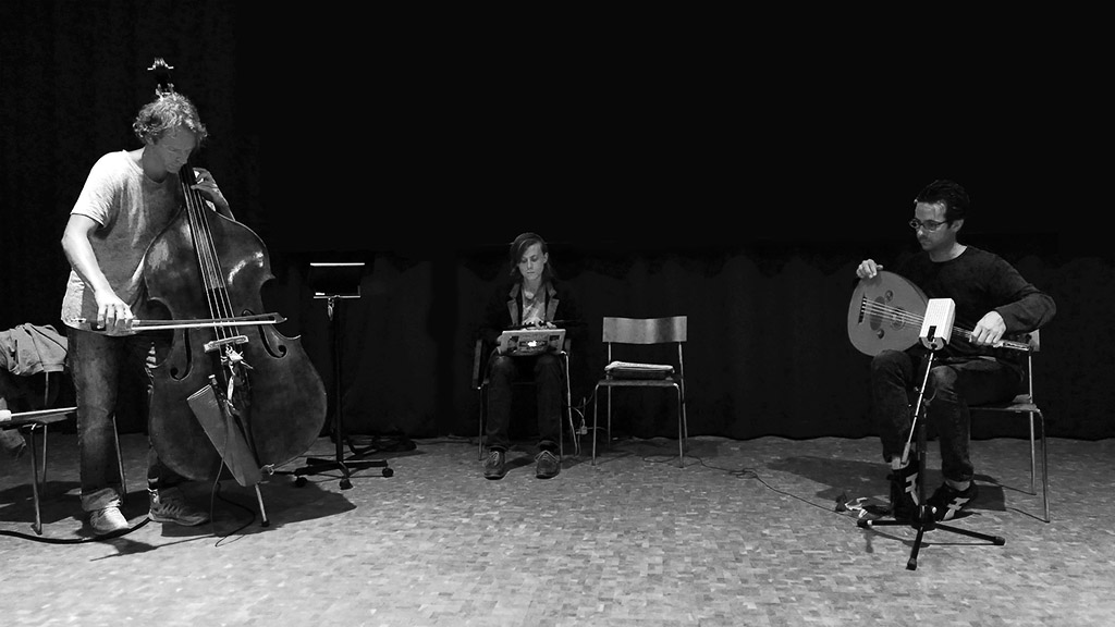 Trio performing YAV 08 / 01